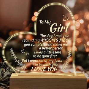 Op de afbeelding: Een hartvormige, doorzichtige acrylplaat met een verlichte rand, gemonteerd op een rechthoekige houten voet. De plaat bevat de tekst: To My Girl, The day I met you I found my MISSING PIECE, you complete and make me a better person.
