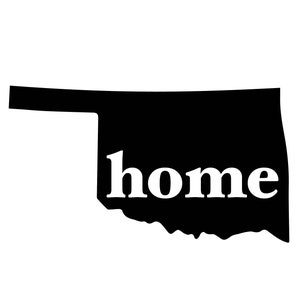 Può includere: Silhouette nera dello stato dell'Oklahoma con la parola "home" in bianco all'interno del contorno dello stato.