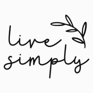 Könnte beinhalten: Schwarz-weiß handgezeichnete Illustration eines belaubten Zweigs mit dem Text "live simply" in Kursivschrift.