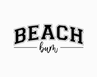 Strandbum svg png/Sunkissed svg/Strandvibbar Varsity PNG/DIGITAL FIL/Sommarsvg/Jersey-typsnitt/Strandsvg/Välvd college-svg/Trendy sommarsvg