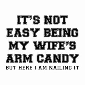 Het is niet gemakkelijk om de arm van mijn vrouw te zijn, maar hier ben ik het aan het spijkeren Svg, man cadeau van vrouw, vader Svg, Vaderdag Svg, grappige vrouw Quote Svg