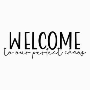 Willkommen in unserem perfekten Chaos SVG | Familiensprüche SVG | Unbegrenzte kommerzielle Lizenz SVG | Signieren Sie SVG-Dateien für Cricut | Silhouette-Schnittdateien