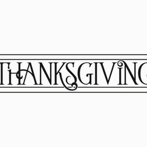 Könnte beinhalten: Schwarzweißes Bild des Wortes "THANKSGIVING" in einer dekorativen Schriftart mit einer Verzierung am "G". Das Wort ist in einem einfachen Rechteck gerahmt.