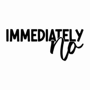 Puede incluir: Diseño gráfico en blanco y negro con las palabras "IMMEDIATELY" y "no". La palabra "IMMEDIATELY" está en negrita, con una fuente sans-serif, mientras que "no" está en cursiva.