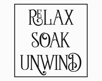 Może przedstawiać: Czarno-biały znak typograficzny z napisem "Relax Soak Unwind" w ozdobnym kroju pisma.