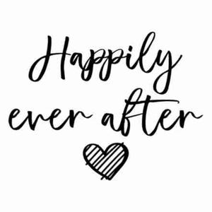 Może przedstawiać: Czarno-biały tekst kaligraficzny, który brzmi "Happily ever after" z czarno-białym sercem pod tekstem.