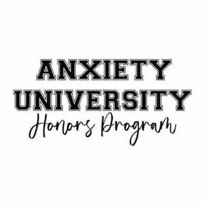 Op de afbeelding: Zwart-witte tekstafbeelding met de tekst "Anxiety University Honors Program". De tekst is in een vet, bloklettertype, dat doet denken aan een college- of universiteitslogo.