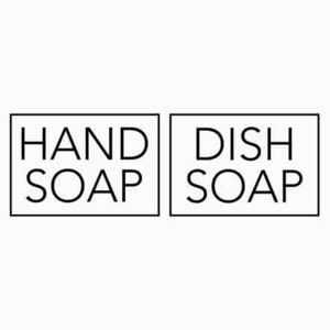 Könnte beinhalten: Zwei schwarz-weiße Schilder mit den Worten "HAND SOAP" und "DISH SOAP" darin.