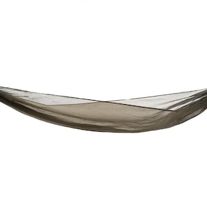 Puede incluir: Una hamaca verde oliva oscuro suspendida sobre un fondo blanco. La hamaca está hecha de un material ligero, similar a una malla, y está diseñada para la relajación al aire libre. Cuerdas de suspensión negras están unidas a cada extremo.