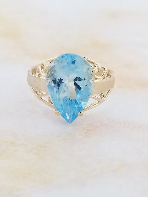 10k Yellow Gold Vintage Blue Topaz Ring - image 1