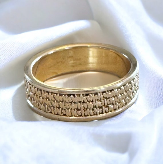 14k Yellow Gold Vintage Band with Textured Design - image 3