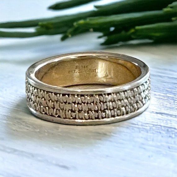 14k Yellow Gold Vintage Band with Textured Design - image 1