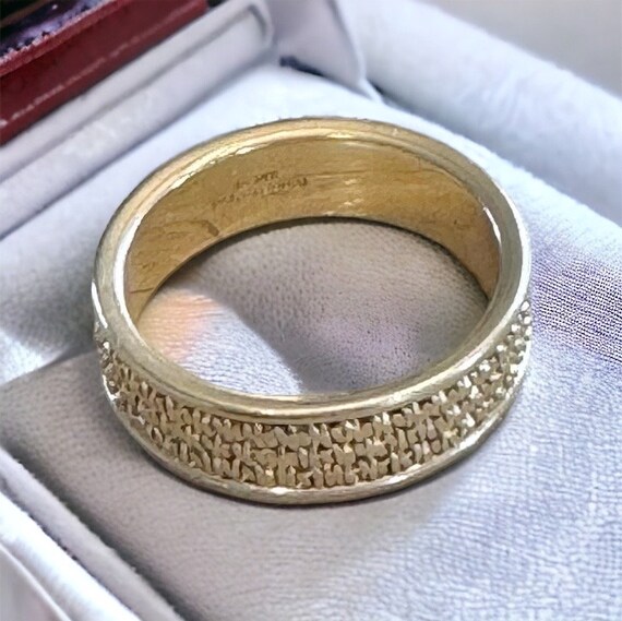 14k Yellow Gold Vintage Band with Textured Design - image 2