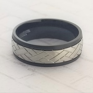 Men&#39;s Black Band Stainless Steel Wedding Band with Design
