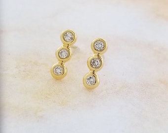 Orecchini a perno di diamanti in oro giallo 14k a goccia di pietra