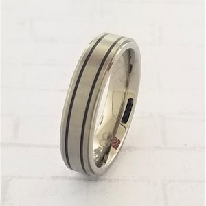 Men&#39;s Titanium Wedding Band with Design