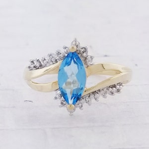 Anillo vintage de oro amarillo de 14 k con topacio azul y diamantes