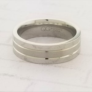 Men&#39;s Polished Stainless Steel Wedding Band with Design