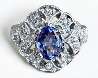 Anillo de tanzanita y diamantes en oro blanco de 14 k