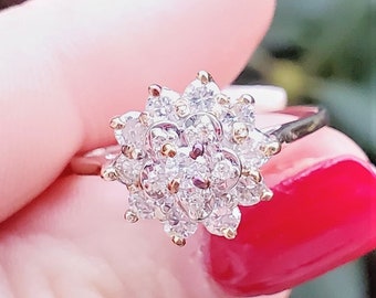 Anillo vintage de oro blanco de 10 quilates con diamantes en racimo