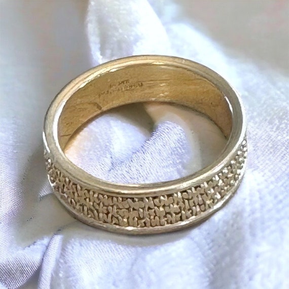 14k Yellow Gold Vintage Band with Textured Design - image 4