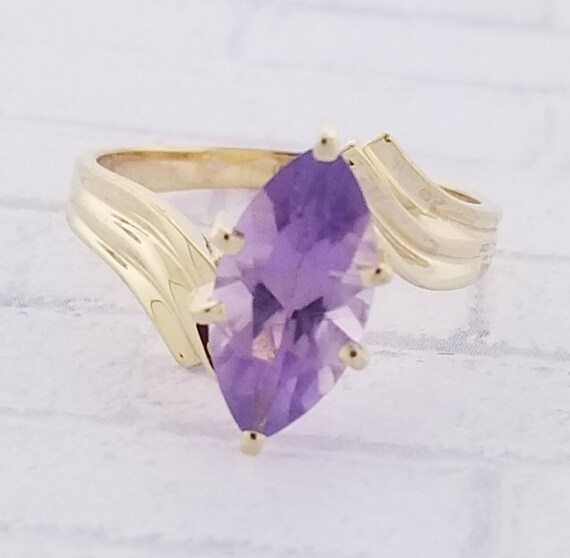 10k Yellow Gold Vintage Amethyst Solitaire Ring - image 1