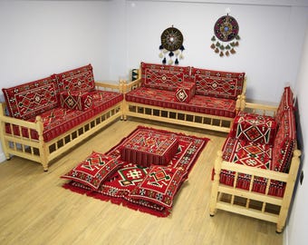 Tapis rouge rembourré avec bancs en bois, canapé arabe, banc ottoman, décoration de salon, meubles d'extérieur en pin, banc en bois de terrasse