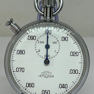 Op de afbeelding: Een set van drie keramische mokken met een gespikkelde, matte afwerking. De mokken zijn in crème, lichtgrijs en donkergrijs. Elke mok heeft een eenvoudig, minimalistisch ontwerp en een afgeronde handgreep.