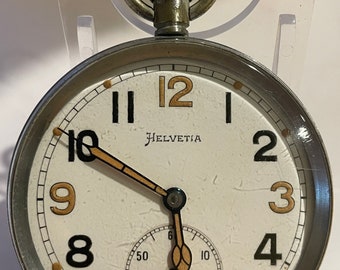 Reloj de bolsillo Helvetia de la Segunda Guerra Mundial de 50 mm de diámetro.