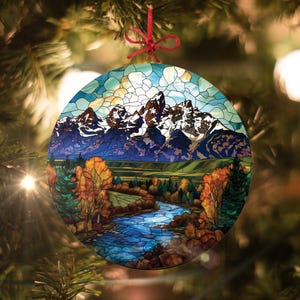 Grand Teton Nationalpark - Wyoming: Weihnachtsverzierung im Buntglas-Stil - Hergestellt aus echtem Glas