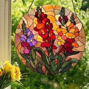 Op de afbeelding: Een rond glas-in-loodraam met een ontwerp van kleurrijke bloemen. De bloemen zijn rood, oranje, geel, paars en groen. Het raam is gemaakt van glas en heeft een metalen frame.