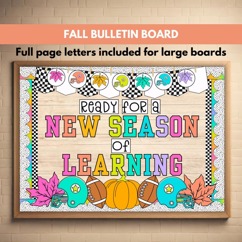Puede incluir: Un tablero de anuncios con tem&aacute;tica oto&ntilde;al. El tablero est&aacute; decorado con hojas de colores, balones de f&uacute;tbol y una calabaza. El texto en el tablero dice "Listos para una nueva temporada de aprendizaje".