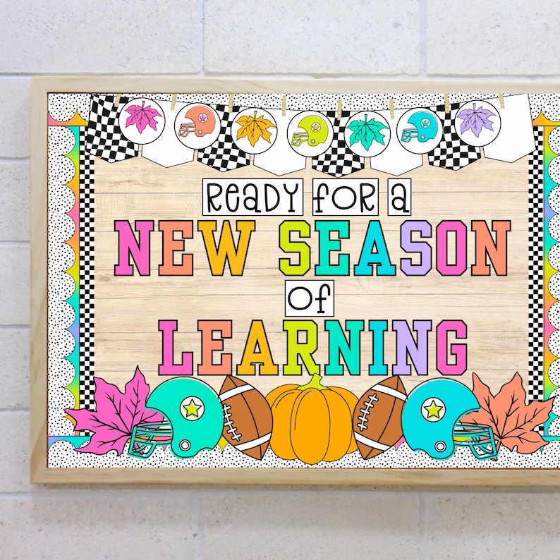 Puede incluir: Un tablero de anuncios de madera con un dise&ntilde;o de oto&ntilde;o. Presenta el texto "Ready for a New Season of Learning" con letras de colores e ilustraciones de f&uacute;tbol, calabaza y hojas.