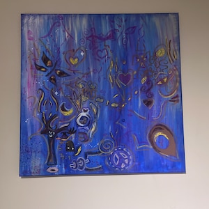 Pode incluir: Pintura abstrata em tela com fundo azul e detalhes em roxo, dourado e preto. A pintura apresenta diversas formas e símbolos, incluindo corações, estrelas e olhos.