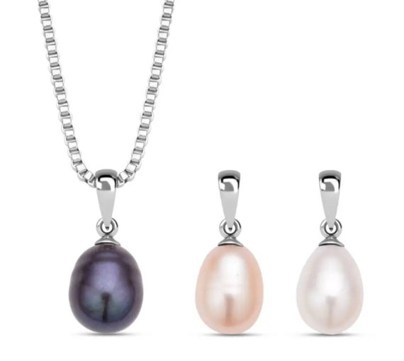 Beautiful Cultured Natural Pearls pendants with chain in Platinum Overlay.