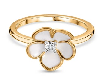 Gorgeous Floral Design Diamond Solitaire Ring.