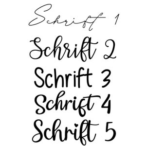 Pode incluir: Cinco estilos de fonte manuscritos diferentes da palavra "Schrift" em tinta preta sobre fundo branco. A palavra "Schrift" &eacute; alem&atilde;o para "fonte".