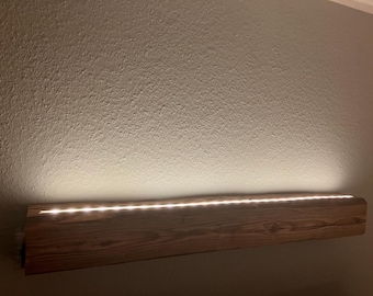 Echtholzbalken Wandregal mit dimmbaren Licht | Kabellos mit Batterie