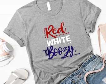 Könnte beinhalten: Graues T-Shirt mit dem Text "Red, White and Boozy" in rot, weiß und blauer Schrift. Der Text ist mit Sternen und einem Pfeil verziert.