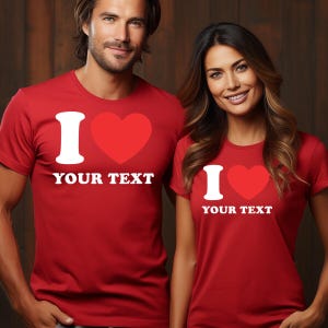 Camiseta personalizada con la frase "Te amo" / Nombre y texto personalizables / Diseño de corazón rojo / Regalo personalizado para el día de San Valentín para parejas, amigos o familiares imagen 9
