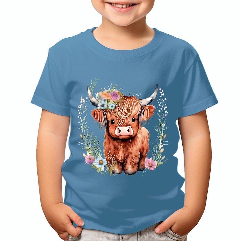 Adorable Highland Cow T-Shirt With Colorful Floral Design Cute Cartoon Animal Tee Friendly Gift #T490 immagine 4