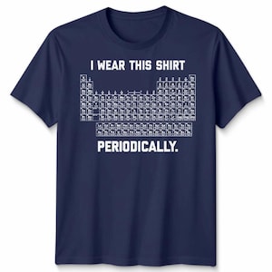 Camiseta unisex "Me pongo esta camiseta periódicamente" con un divertido juego de palabras sobre química y la tabla periódica. Regalo para profesores de ciencias.