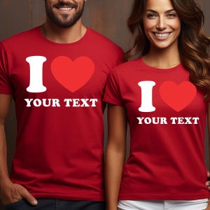 Camiseta personalizada con la frase "Te amo" / Nombre y texto personalizables / Diseño de corazón rojo / Regalo personalizado para el día de San Valentín para parejas, amigos o familiares imagen 7