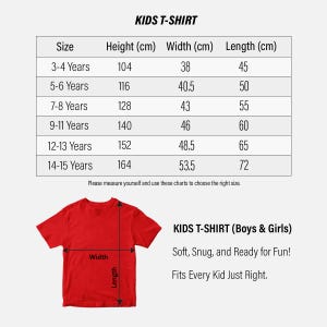 Pu&ograve; includere: Tabella delle taglie per t-shirt per bambini, che mostra le misure di altezza, larghezza e lunghezza in centimetri per le et&agrave; dai 3 ai 4 anni ai 14 ai 15 anni. Viene mostrata una t-shirt rossa con etichette per la larghezza e la lunghezza.