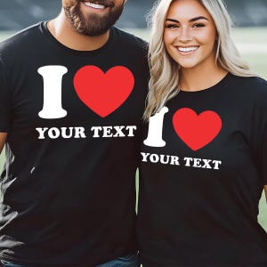 Camiseta personalizada con la frase "Te amo" / Nombre y texto personalizables / Diseño de corazón rojo / Regalo personalizado para el día de San Valentín para parejas, amigos o familiares imagen 8