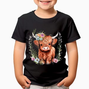 Adorable Highland Cow T-Shirt With Colorful Floral Design Cute Cartoon Animal Tee Friendly Gift #T490 immagine 1