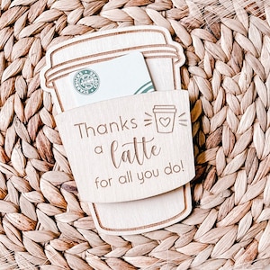 Holzkaffeetasse Geschenkkartenhalter, personalisiertes Geschenk für Lehrer, Danke eine Latte, individuelle Geschenkidee für den besten Lehrer, einzigartiges Geschenk PA