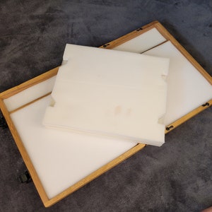 K&ouml;nnte beinhalten: Ein Set aus drei Keramikbechern mit gesprenkelter, matter Oberfl&auml;che. Die Becher sind in den Farbt&ouml;nen Creme, Hellbraun und Dunkelbraun gehalten. Jeder Becher hat ein schlichtes Design und einen abgerundeten Henkel.