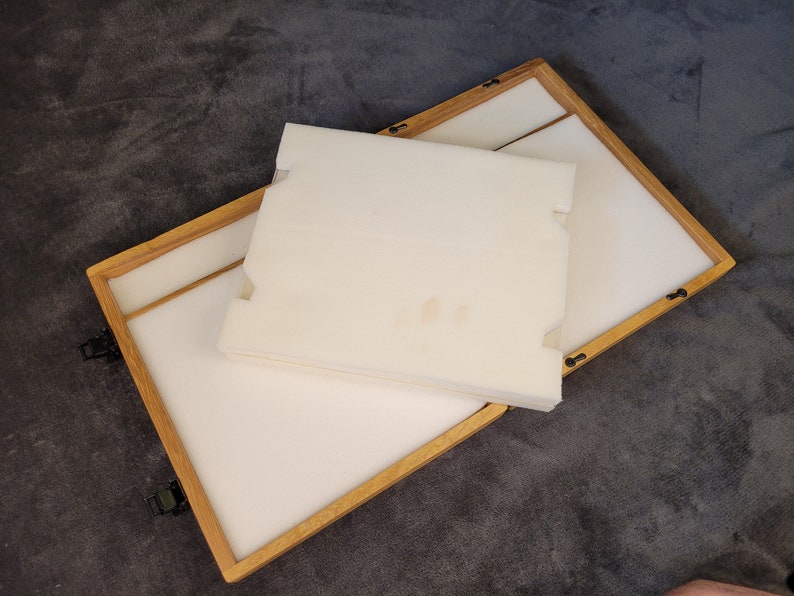 K&ouml;nnte beinhalten: Ein Set aus drei Keramikbechern mit gesprenkelter, matter Oberfl&auml;che. Die Becher sind in den Farbt&ouml;nen Creme, Hellbraun und Dunkelbraun gehalten. Jeder Becher hat ein schlichtes Design und einen abgerundeten Henkel.