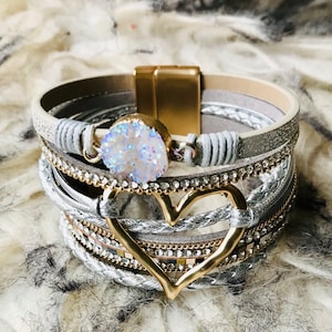 Pulsera de cuero con corazón